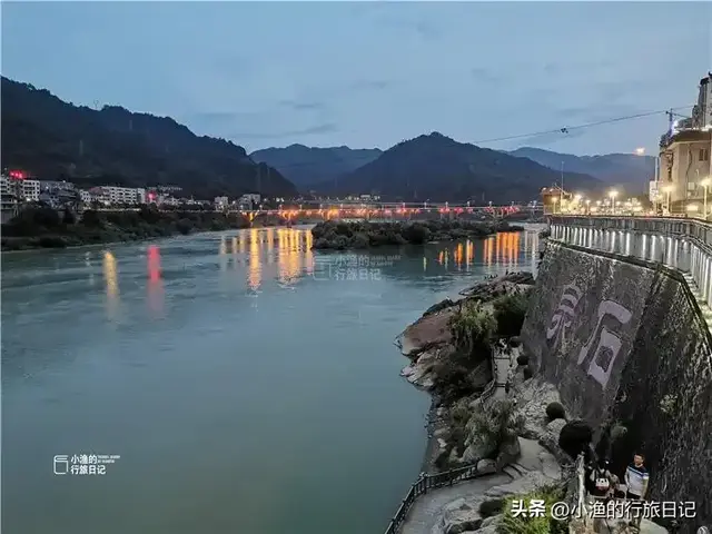 藏在秦巴腹地的陕南小城，汉江将它一分为二，沿江的石头全是红色