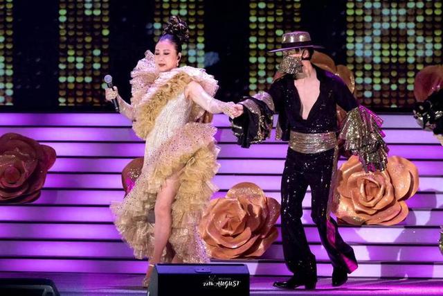 77岁还能压轴上央视春晚，无儿无女拼命赚钱，却有人给她磕头拜年