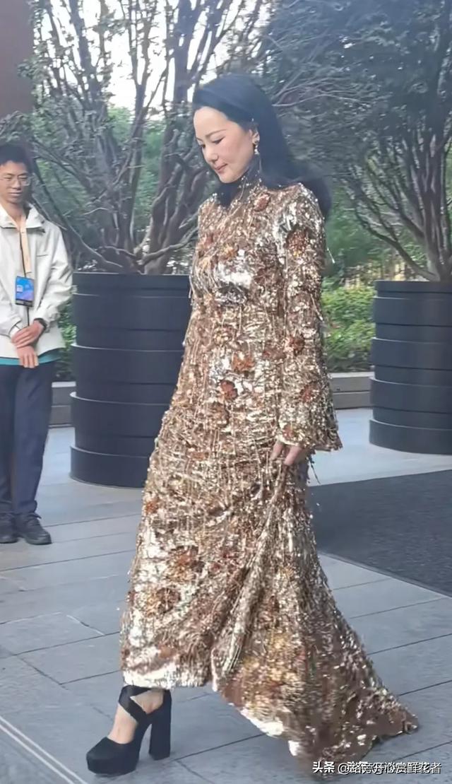 实话实说，演员咏梅这裙子太难看了，太不适合她了 后面露得太多了