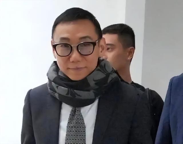 陪玩陪睡只是冰山一角，认干爹	，舔手指，拜高踩低，实在荒唐！