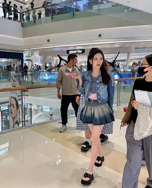 江疏影近态：胖成谢娜，近40岁穿牛仔短裙被指廉价