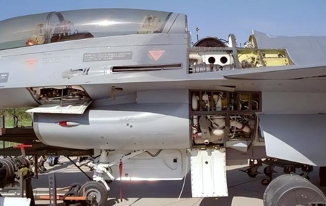 印度战机又“爆雷”，迪拜航展漏油，用手提袋救场，难掩军工隐患