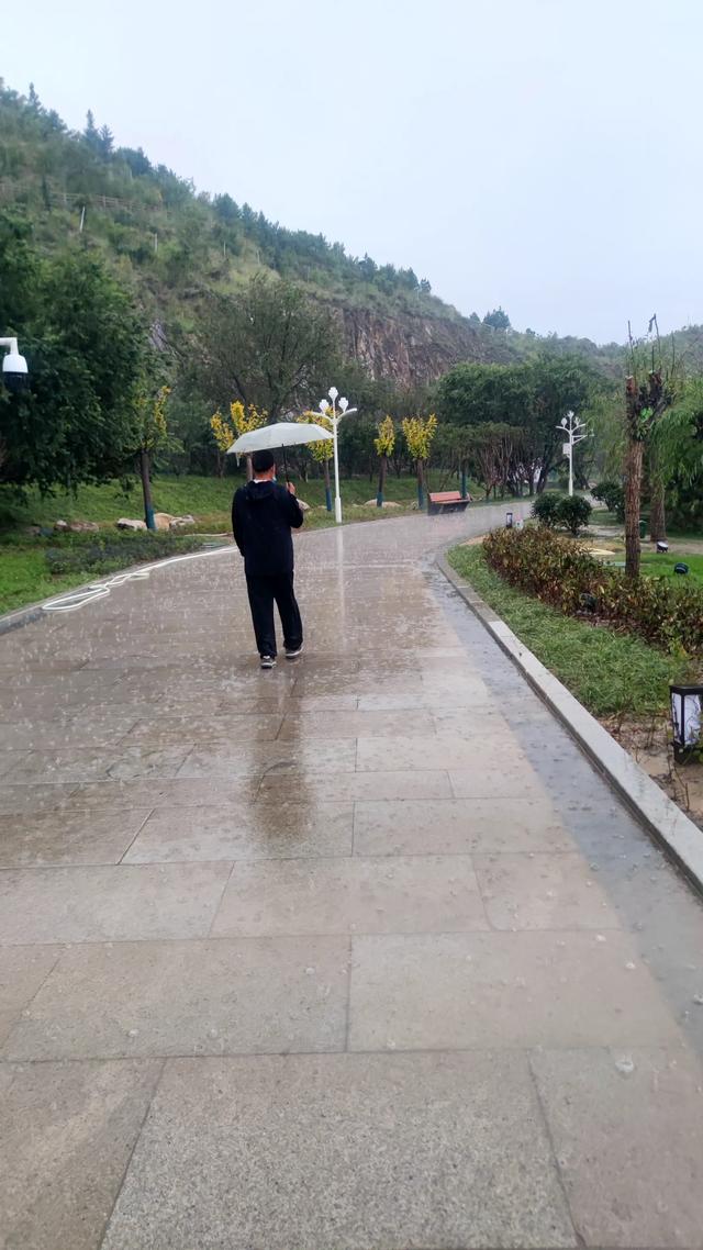 拉萨药王山北面团结公园，今年新竣工开放，雨中漫步眺望布达拉宫