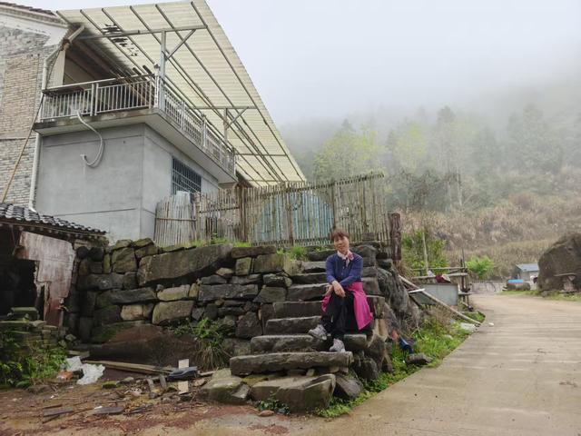 仙居县余下坑村，云卷云舒推窗风满帘，望水望山枝头花盈春