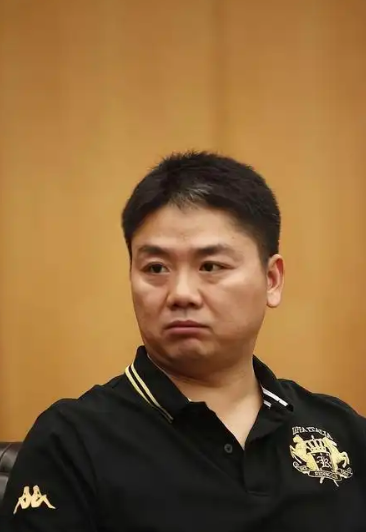 刘强东章泽天久违合体仅3天，令人恶心的一幕上演，杨颖也被牵连