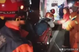 男子高速路上尿急，翻出栏杆小便，不慎摔下悬崖，网友神评论图片