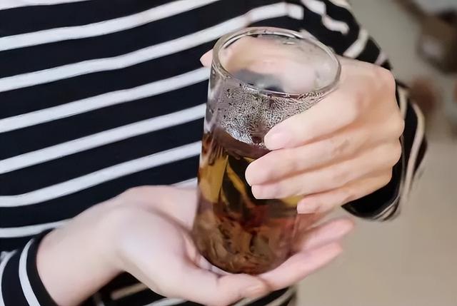 全球都在喝冷水，为什么中国人只对热水情有独钟？原因太心酸！