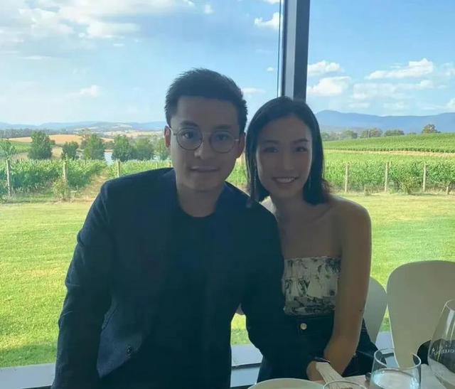 霍启刚弟弟霍启仁在玉龙雪山举办婚礼，新娘为泰国华裔，二人已相恋5年，霍震霆、朱玲玲、霍启刚现身现场