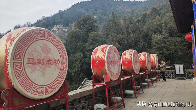 它被誉为“泰山第一楼”，里面住着 128 位神仙，2位皇帝曾为其背书