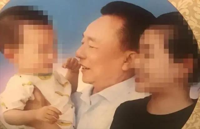 包养多名情妇，生下11个私生子，70多岁潜逃时仍要生娃！他是谁？