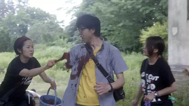15万成本，演员边拉屎边化妆，导演全家当人肉摇臂，炸出票房传奇