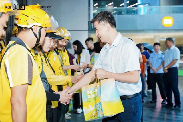 珠海市“小个专”行业党委联合美团举办美团珠海夏季关怀冰饮车活动