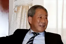 他不顾一切和学生结婚，丢掉饭碗也要保二胎，二胎长大赚千亿回报图片