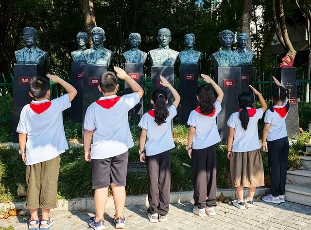 光华园社区青少年“打卡”东水关遗址，探寻红色历史记忆