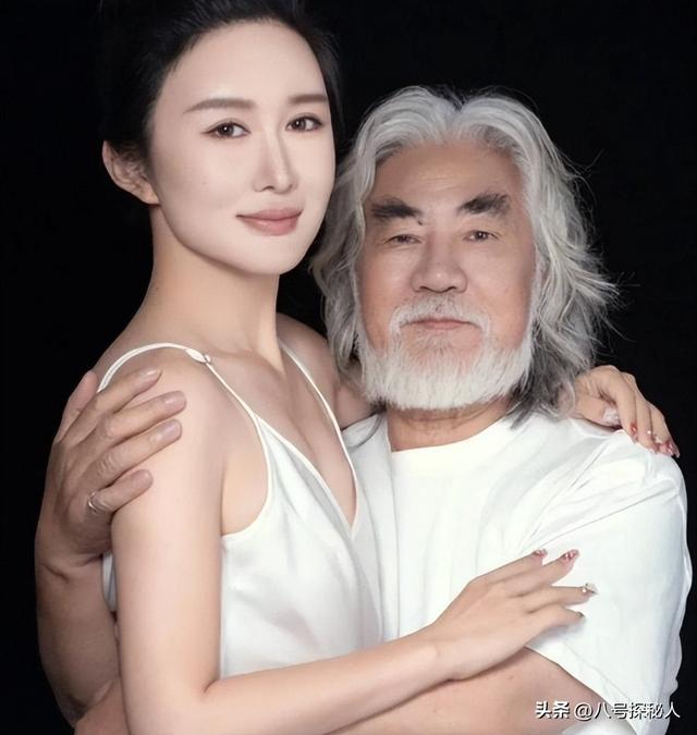 74岁张纪中“服老”了，剃胡须染黑发年轻20岁，和杜星霖更般配