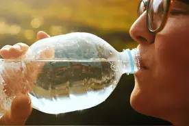 寿命长短，喝水便知？提醒：喝水后若出现这4个异常，应尽早检查图片