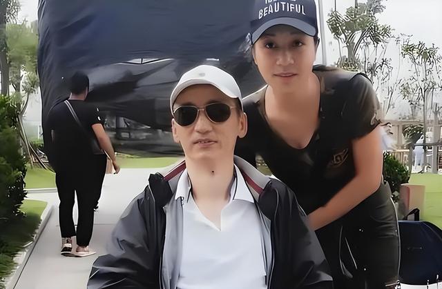 她是国家一级女演员，多次给坐轮椅丈夫戴绿帽，如今儿子也是演员