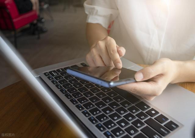 手机屏幕泛白颜色失真怎么调?别急着换新机,教你轻松调回真实色彩