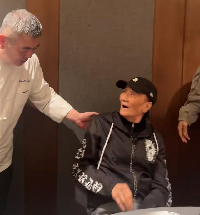谢霆锋一家三口过七夕，89岁谢贤难得摘下墨镜，近照老得认不出！