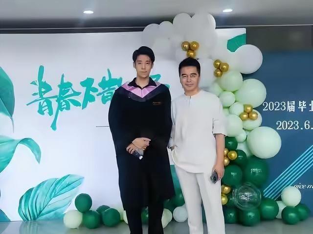 原来他是许亚军长子	，神似前妻何晴，如今名校毕业已成父亲的骄傲