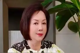 后续来了，她卖梦特娇赚第一桶金，帮助沪上皇秦奋父亲发家图片