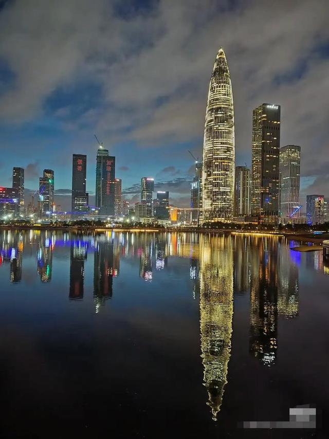 别再只说深圳“硬核”了，我在老街巷里撞见它的温柔