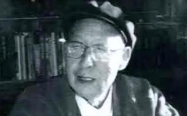 1949年，吴富善回到阔别多年的老家，嫂子上下打量：你是三弟？