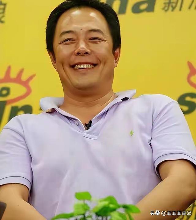善恶终有报！68岁双腿包扎瘫在轮椅的张铁林，已然活成了“笑话”