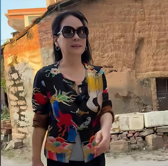 赖昌星妻子曾明娜现状，独居3000平老宅，做饭弄花草活成人生赢家