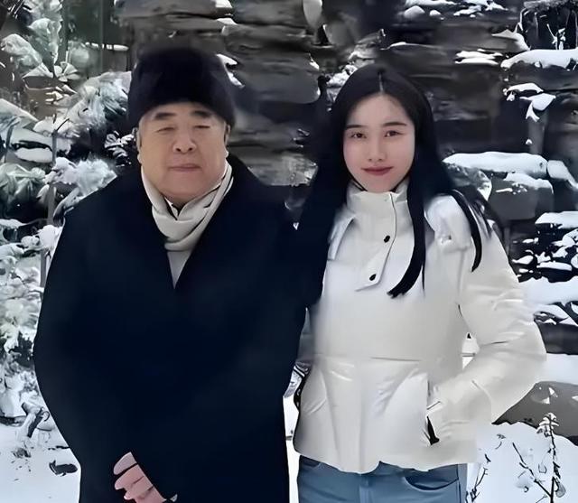 范曾好友透露内斗原因，继子继承北京房产，晒全家福挑衅亲女儿