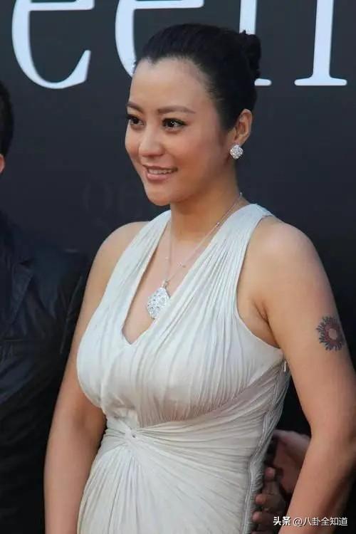 郝蕾太丰满了穿绒衣扣子都撑开了如果扣子突然破了那就十分尴尬了