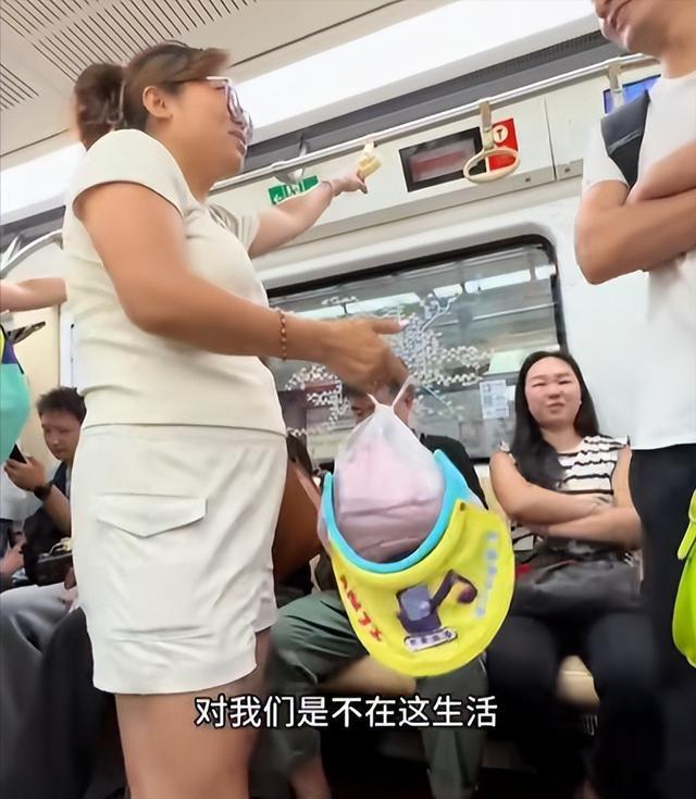 反华势力出现？女子大闹北京地铁，逮着谁骂谁，叫嚣中国不如美国