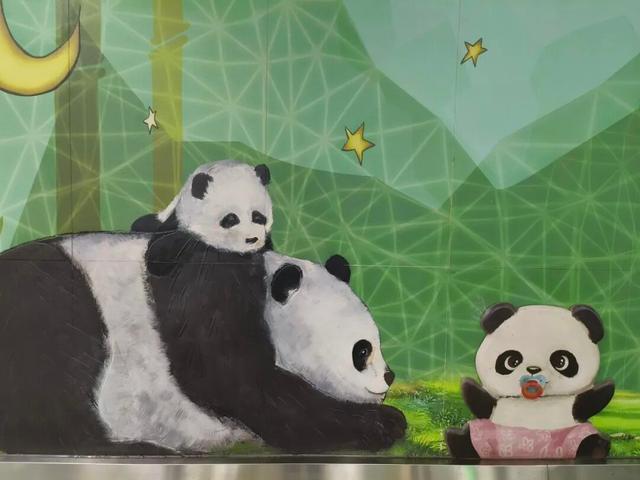 今天坐地铁去看熊猫，再适合不过了！
