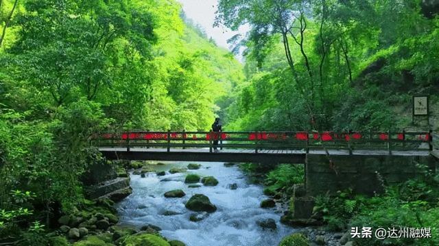 跟着著名女高音歌唱家李丹阳打卡巴山大峡谷景区！