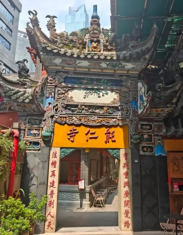 在上班和上进之间，我们选择了上香：重庆都市寺庙修行指南