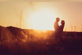 这世界上最难熬的，并不是等爱的过程，而是等爱消失的过程回顾图片