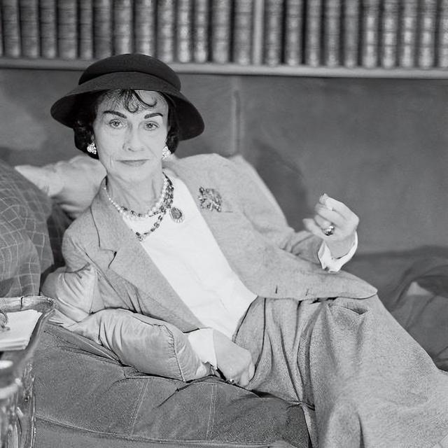 11岁丧母一生未嫁，从酒馆卖唱到百亿帝国	，她才是女性逆袭教科书