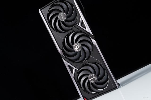iGame RTX 5090 D v2火神显卡评测：凌厉方正硬汉！性能依旧能打！