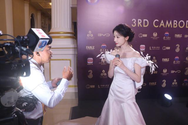 易梦玲这次的天鹅白礼裙造型美得好梦幻，落落大方 天鹅公主具象化