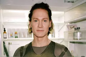 美国45岁富豪为永葆青春，和17岁儿子换血，每年还花200万保养图片