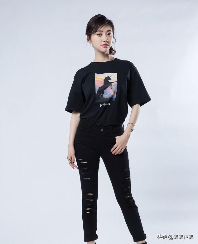 别眨眼！女星穿紧身牛仔裤狂炫身材，细腰翘臀的暴击谁顶得住