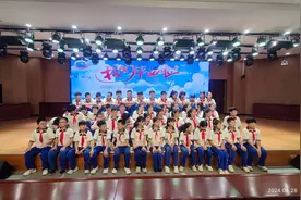 鲁西新区丹阳街道八一路小学:给老师再唱最后一遍歌《感恩的心》图片