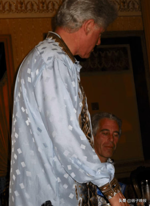 克林顿与爱泼斯坦案受害者共浴照片披露