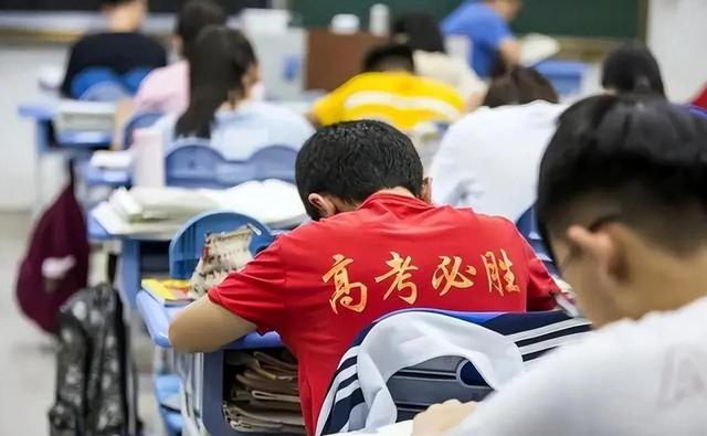 “不录取又何必羞辱我”！女孩被云南大学3字劝退，瞬间破防大哭