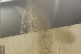 重庆一隧道通车不足3年渗水像水帘洞！施工质量有问题？真不应该图片