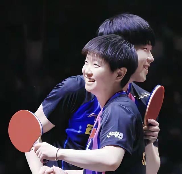 莎头组合3-0夺冠！赛后采访曝出盈球的关键，莎莎的反应绝了