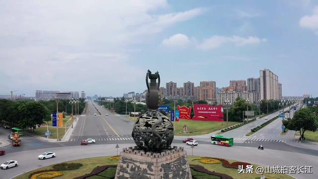 四川这座雪山下的历史文化名城，是著名的美酒之乡，你去过吗？