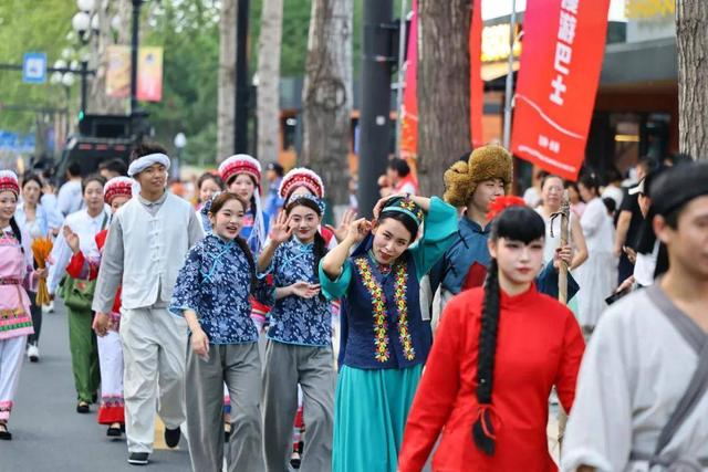 整新活儿！新民大街火的不得了！董宇辉也来了