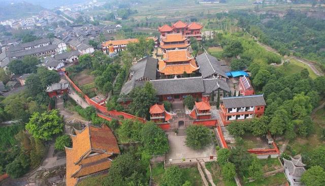 全网围观“杀猪宴”！高铁1.5h直达爆火古城，不止有刨猪汤！美食古早，均价10元吃到撑！