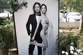 新娘的裸体海报用来迎宾，现在的婚礼越来越会玩了。图片